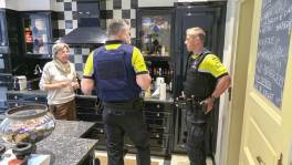Oeps! De politie valt binnen in Kotmadam Sergeant