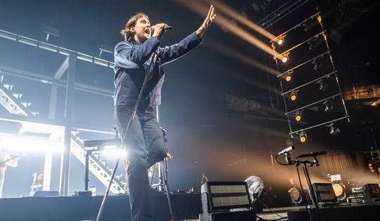 Bazart in de Lotto Arena: Mathieu Terryn bespeelt het publiek op een manier waar menig popster jaloers op mag zijn ★★★★☆