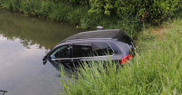 Automobilist ziet kruising over het hoofd en rijdt het water in bij Velddriel