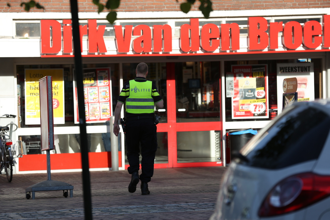 Gewapende overval op supermarkt Dirk van den Broek in Oud Gastel Foto