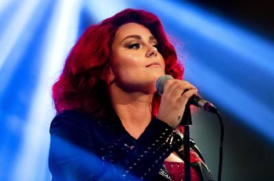 Roxeannes spruit heeft zoenbare lippen en Thomas zuipt met zoontje