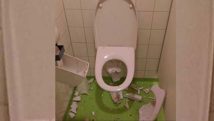 Vmbo Leerlingen Blazen Wc Pot Op Met Vuurwerk Den Haag Ad Nl
