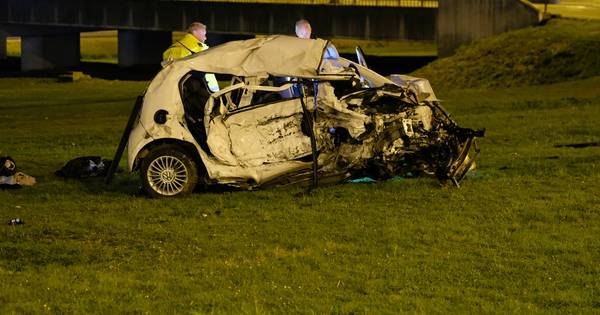 Vrouw komt om bij autobotsing op Vondelingenweg, andere bestuurder aangehouden.