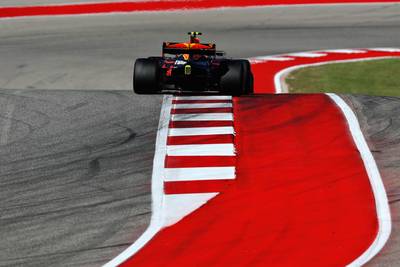 Met deze heerlijke inhaalactie duikelt Max van podium