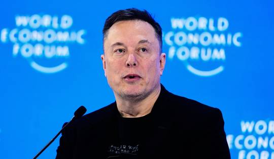 Elon Musk raakt in zes weken bijna de helft van zijn vermogen kwijt, maar blijft de rijkste persoon ter wereld