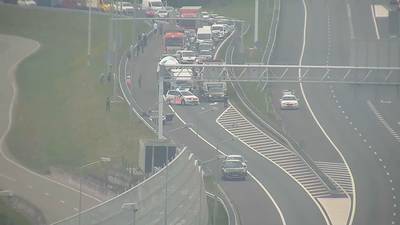 Politie rijdt auto klem bij de Coentunnel
