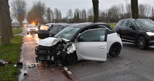 Auto botst tegen boom en wordt vanachter geschept, nog twee botsingen in het verkeer erachter - BD.n