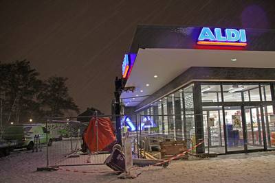 Luifel van supermarkt Ede dreigt het te begeven door sneeuw