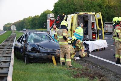 Auto belandt tegen vangrail op A30, rijbaan richting Ede weer open