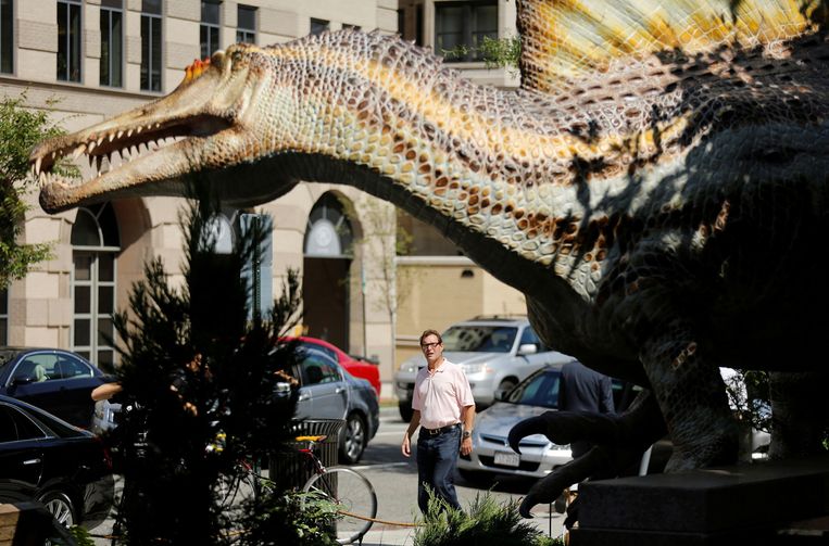 Een levensgroot model van de Spinosaurus bij het gebouw van de National Geographic Society in Washington.