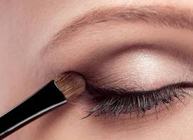 Met deze feestelijke make-up lijken je ogen groter