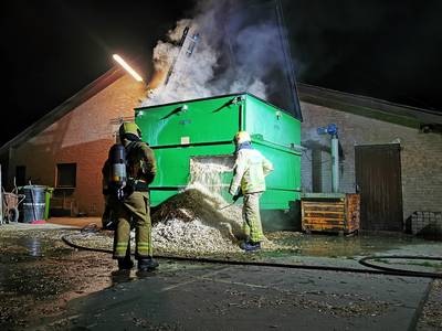 Brand in houtsnipperopslag bij varkensbedrijf in Babberich