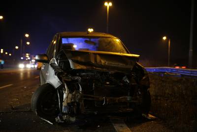 Vrouw steekt te voet A58 over en overlijdt door aanrijding met meerdere voertuigen