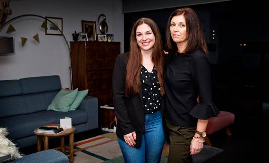 Kate McWilliams (r) met haar dochter Lauren.