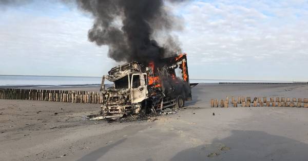 Vrachtwagen volledig uitgebrand op strand Westenschouwen | Schouwen-Duiveland - PZC