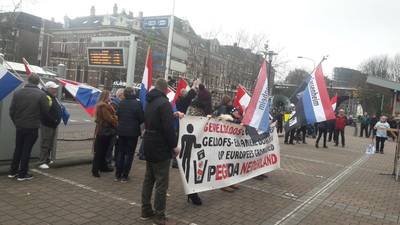 Grimmige sfeer bij Pegida-demonstratie in Nijmegen