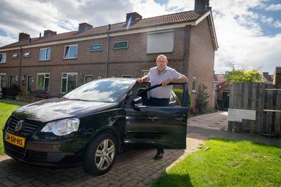 Jan is woest: na 50 jaar probleemloos parkeren op zijn oprit, krijgt hij nu in één keer een boete va