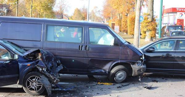 Twee gewonden na botsing tussen bedrijfsbusje en twee auto's