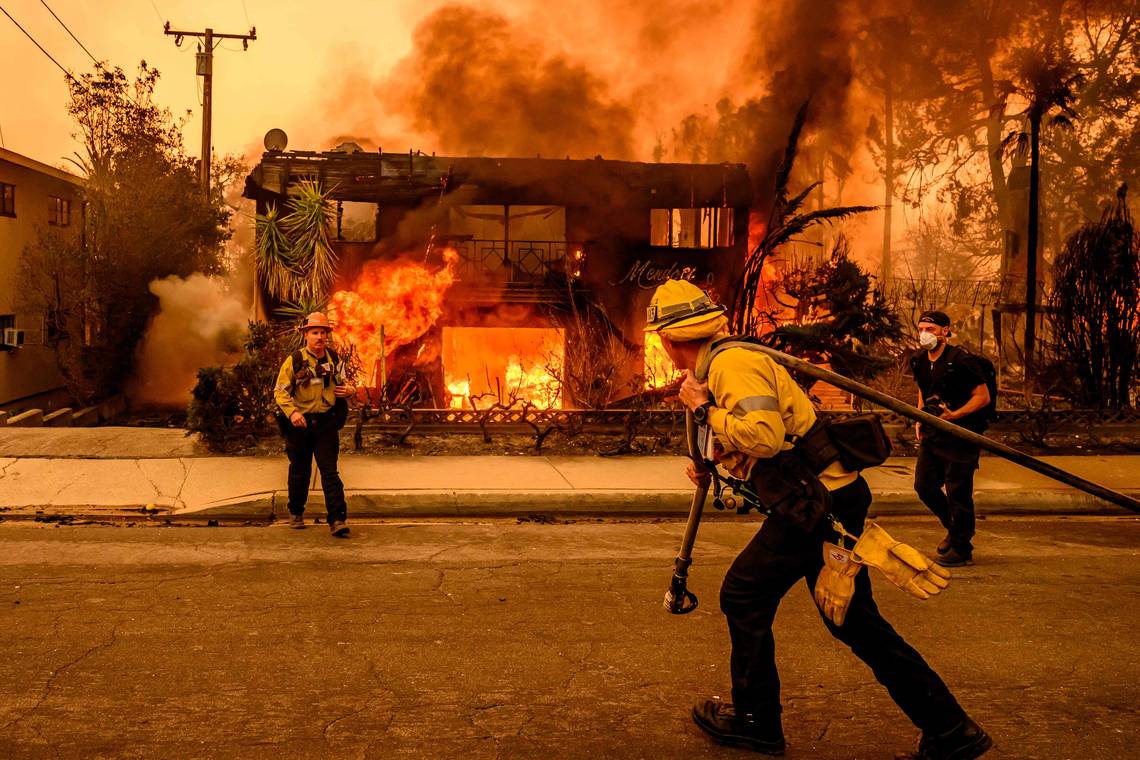 ‘Complete en totale verwoesting’: Los Angeles staat in lichterlaaie door ‘weerzweepslag’
