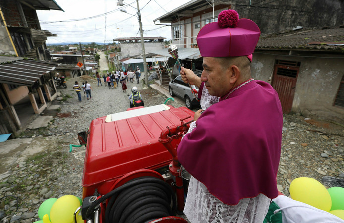 bénite - Colombie : de l'eau bénite pour exorciser une ville ?appId=21791a8992982cd8da851550a453bd7f&quality=0