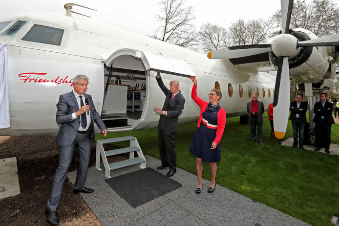 Martin Schröder (midden) opent de B&B Friendship namens de trotse eigenaren Esther Slootweg (rechts) en Gerhard Horstink (links).