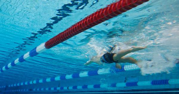 Plafondplaten vallen in zwembad Dedemsvaart | Hardenberg - De Stentor