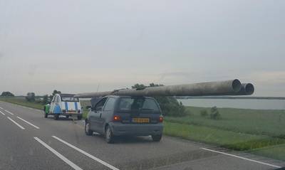Lantaarnpaaldief uit Almere op A6 gered door Eend