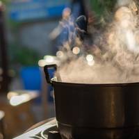 Wat is goedkoper, vlees sudderen op het gasfornuis of in de oven?