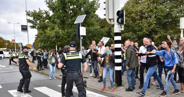 Haagse politie heeft opnieuw handen vol aan coronademonstranten: ‘Spoedwet mag er niet komen' .