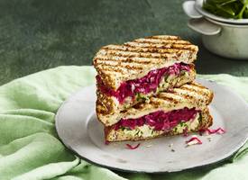 Crispy kipsandwich met zuurkool & mozzarella