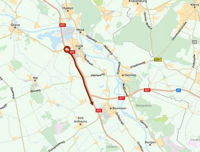 File op A73 bij Cuijk door lekke band vrachtwagen