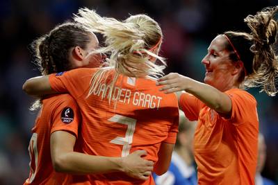 LIVE | Leeuwinnen na vroege treffer Van der Gragt zoekende