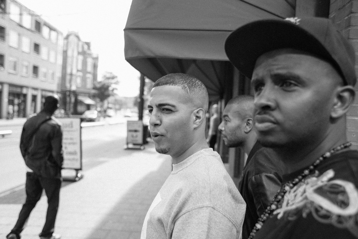 ‘Rolmodel’ en ‘geen kwajongen’: Rotterdam-West rouwt om rapper Feis ...