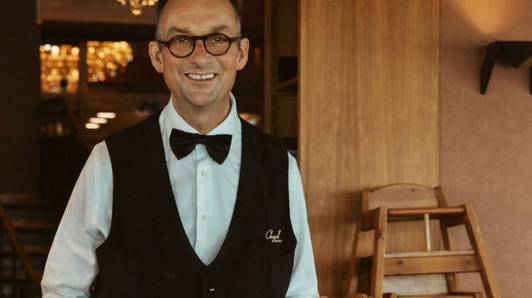 LEVENSVERHAAL. Dave Verkeyn (53), de kelner van restaurant Chagall die altijd voor sfeer zorgde: “Voor jarige klanten zong hij luidkeels ‘Happy Birthday’”