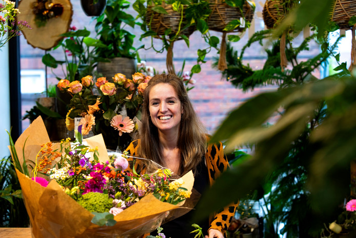 Marieke Verhees tussen de bloemen.