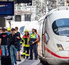 Man duwt moeder en kind (8) onder aanrijdende trein in Frankfurt