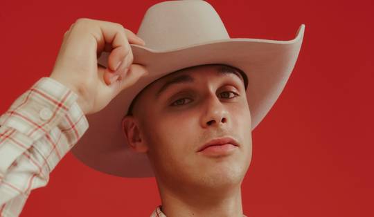 ‘Die jongen gaat dit niet winnen’: Aziatische stereotypering levert rapper FabioW aandacht op, maar kan hem zuur opbreken