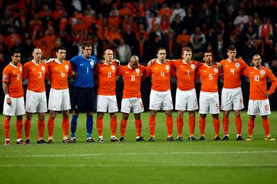KNVB legt uit: amateurs een 
minuut stil, Oranje niet