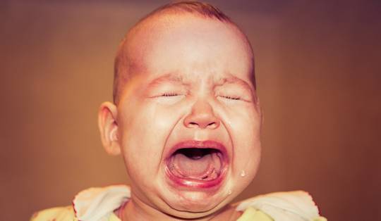 Baby’s krijgen te vaak refluxmedicijnen: ‘Het is normaal dat ouders ongerust zijn, maar ‘teruggeven’ is nu eenmaal wat baby’s doen’
