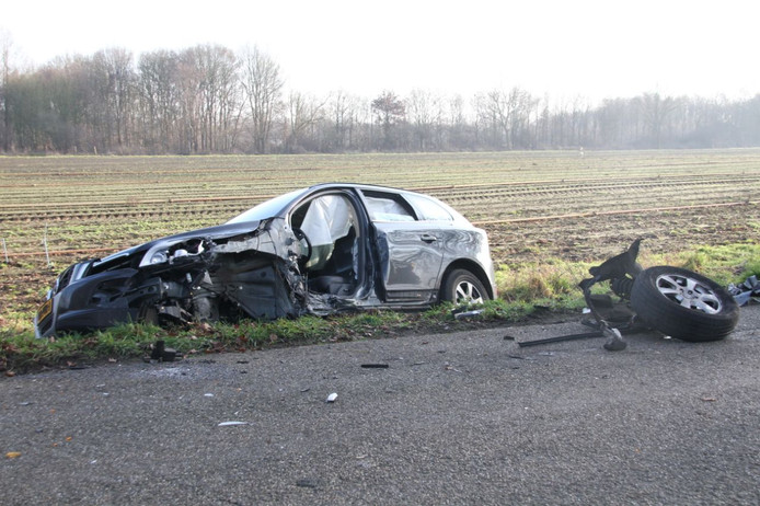 Frontale botsing autos in Lemelerveld: weg afgesloten.