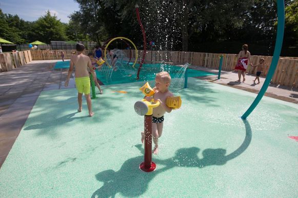 Kinderen Kunnen Afkoelen Op Waterspeeltuin Bilzen In De Buurt Hln