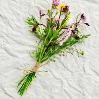 Dít kun je doen met het touwtje of elastiekje om je bloemen