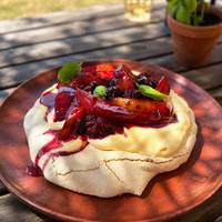 Het perfecte zomerse vieruurtje: pavlova met rood fruit en nectarine
