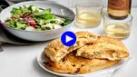 Fougasse uit het vuistje of met salade: zo bak je platbrood met olijven en kaas 