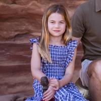 Prinses Charlotte en queen Elizabeth lijken op 6-jarige leeftijd als twee druppels water op elkaar