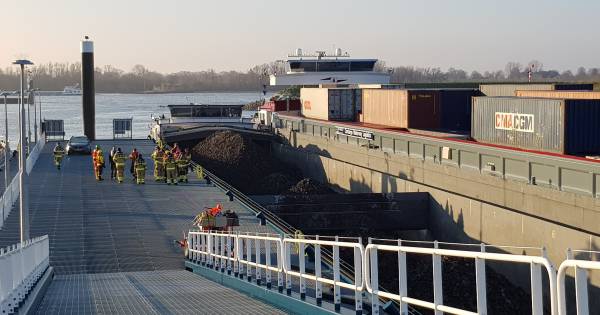 Lek op schip op de Waal bij Doornenburg