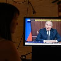 Een dag Russische en Oekraïense tv kijken: zo verschillend ziet dezelfde oorlog eruit aan beide kanten van het front