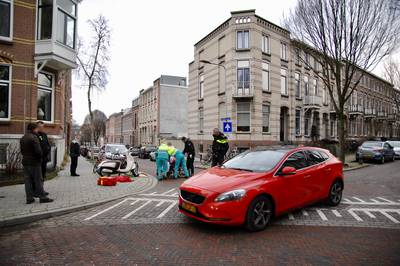 Postbezorger zwaargewond na aanrijding in Arnhem