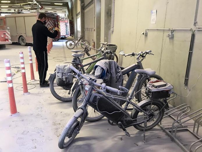 Ook deze fietsen werden bedekt door het goedje