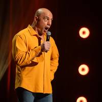 Er bestaan comedians die geestig zijn zonder blind te zijn voor de gevoeligheden van zijn tijd. Joe Rogan is niet een van hen